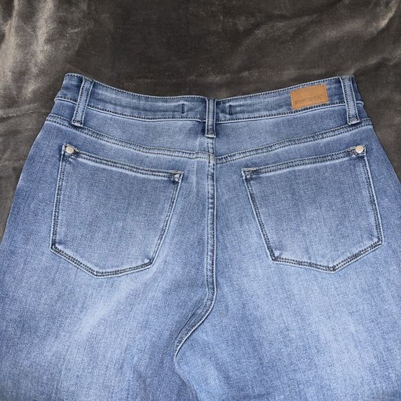 Judy Blue Women's 7/28 Distressed Stretch Boyfriend Fit Medium Wash Jeans - Picture 5 of 8